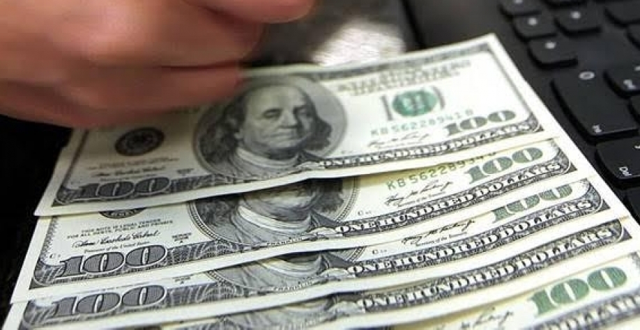 Dólar tem nova queda e termina a R$3,71 ainda ecoando eleições