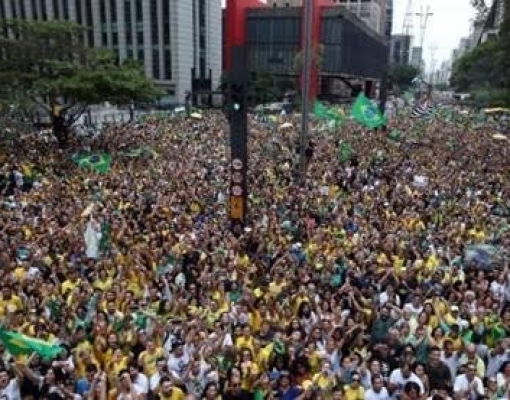 Bolsonaro mantém liderança também entre as mulheres, segundo Datafolha