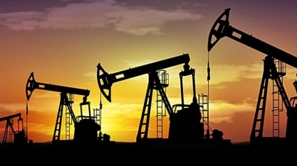 Preço do petróleo nos EUA despenca 7% para mínima em um ano