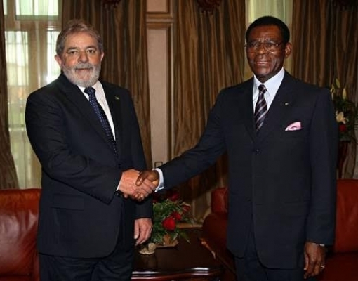 O presidente Luiz Inácio Lula da Silva e o presidente da Guiné Equatorial, Obiang Nguema Mbasogo, posam em cumprimento durante visita de Lula a Malabo, capital da Guiné, em julho de 2010