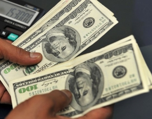  Dólar sobe ante real com ajuste e liquidez menor 