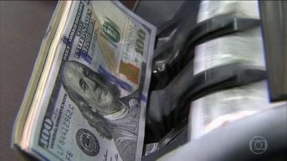 Dólar sobe ante real, monitorando exterior e cenário político local