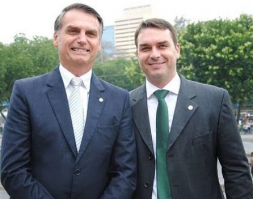 Bolsonaro diz que ele e filho pagarão a conta se houver algo de 'errado'