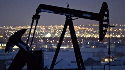 Com excesso de oferta, petróleo amarga pior mês em uma década