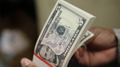 Dólar recua ante real à espera de Fed 