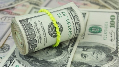 Dólar termina em leve baixa ante real de olho no exterior