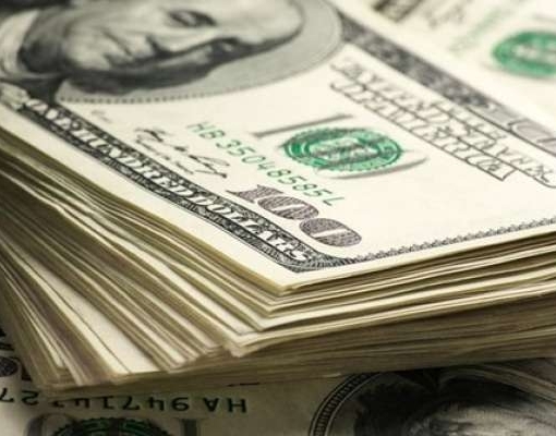  Dólar sobe ante real com correção e saída de recursos
