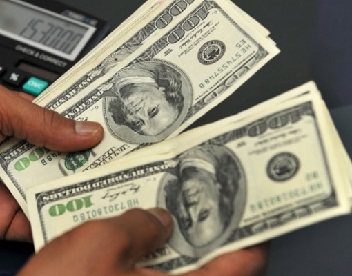 Após 3 quedas seguidas, dólar atrai comprador e fecha em alta ante real 