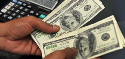 Após 3 quedas seguidas, dólar atrai comprador e fecha em alta ante real 