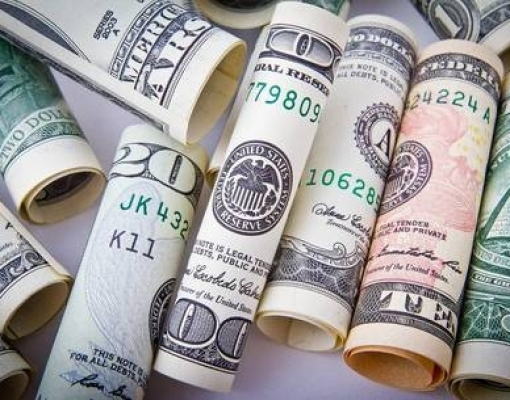Dólar cai 1% e fecha perto de R$ 3,70 após fala de presidente do BC dos EUA