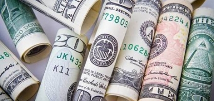 Dólar cai 1% e fecha perto de R$ 3,70 após fala de presidente do BC dos EUA