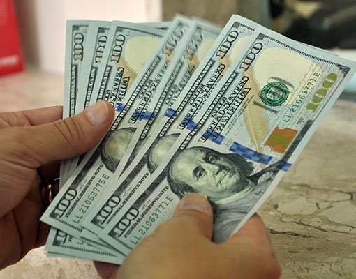 Dólar encerra quase estável perto de R$3,76