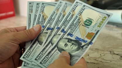 Dólar encerra quase estável perto de R$3,76