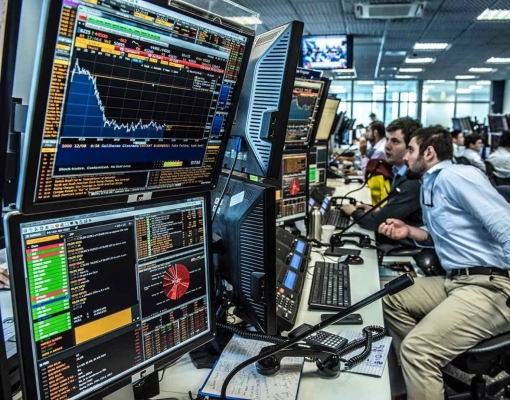 Ibovespa fecha em leve queda após recordes em sessão de menor liquidez