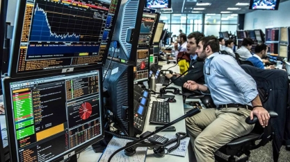 Ibovespa fecha em leve queda após recordes em sessão de menor liquidez