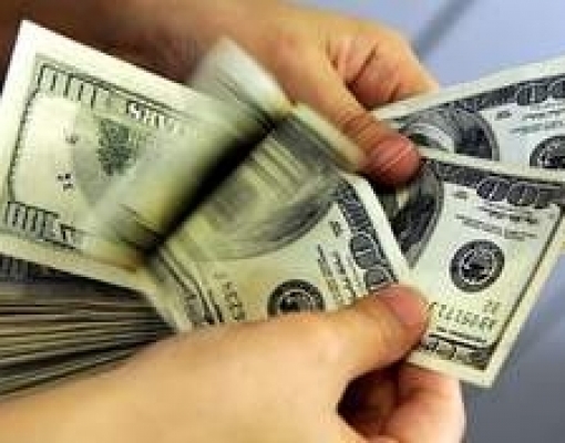  Dólar fecha com leve alta acompanhando cautela no exterior