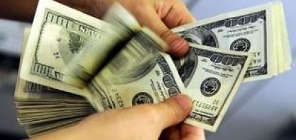  Dólar fecha com leve alta acompanhando cautela no exterior