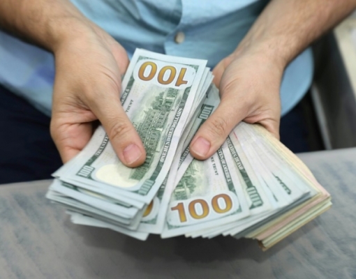 Dólar fecha com leve alta acompanhando exterior após fala de Draghi
