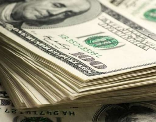  Dólar volta a fechar acima de R$3,70 com fluxo de saída