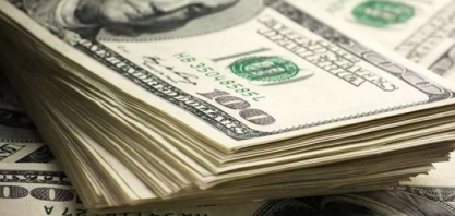  Dólar volta a fechar acima de R$3,70 com fluxo de saída