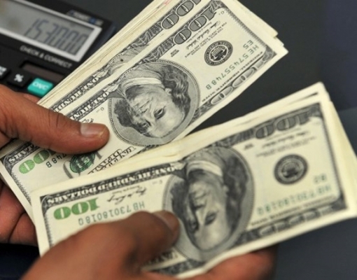 Dólar sobe ante real aguardando desfecho de crise política