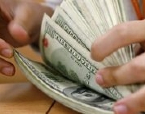 Dólar avança quase 1% ante real com cautela por cena política e exterior 