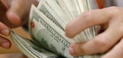 Dólar avança quase 1% ante real com cautela por cena política e exterior 
