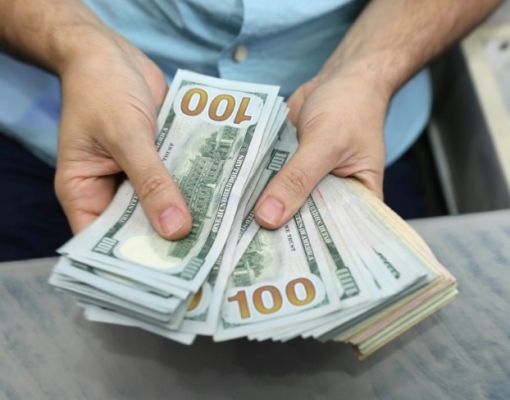  Dólar encerra quase estável ante real após fala de chair do Fed 