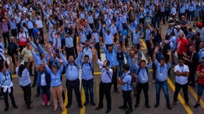 Operários da GM em São José aprovam pacote que congela salário e reduz PLR