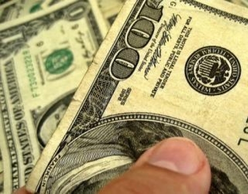 Dólar fecha quase estável ante real acompanhando exterior 