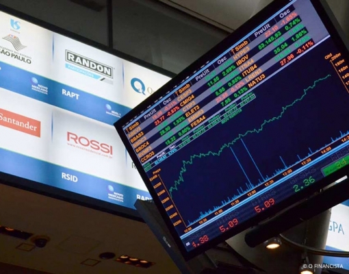 Bolsa fecha mês com alta de 10,8% e dólar cai quase 6% 