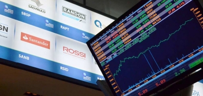 Bolsa fecha mês com alta de 10,8% e dólar cai quase 6% 