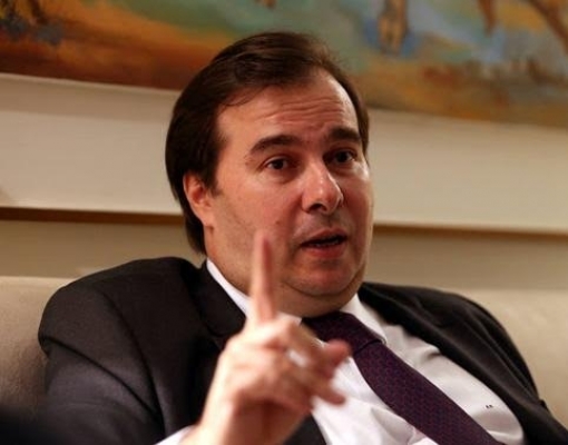 Após almoço com Guedes, Maia adota discurso pacificador e anima mercados