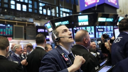 Ibovespa fecha em queda com exterior desfavorável e cautela política
