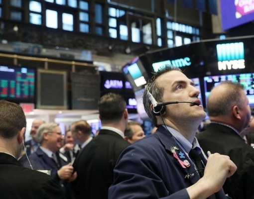 Ibovespa fecha em queda de 1,55% com cautela em dia de agenda cheia 