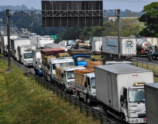 Em live, Bolsonaro sinaliza mais medidas para caminhoneiros