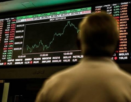 Bolsa fecha em queda de 0,9% e dólar vai a R$ 3,88 com Guedes na CCJ