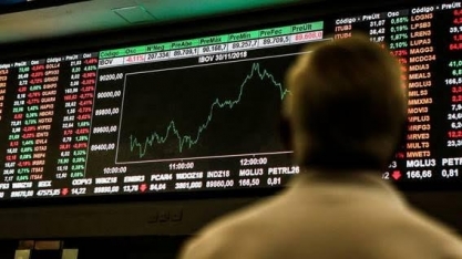 Bolsa fecha em queda de 0,9% e dólar vai a R$ 3,88 com Guedes na CCJ