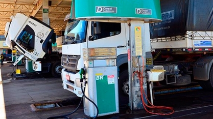 Bolsonaro determina e Petrobras desiste de aumento do preço do diesel