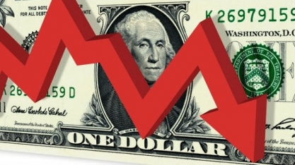Dólar fecha em queda de 1% ante real, atento a cena política e exterior