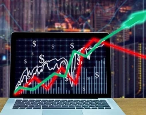 Ibovespa fecha em alta puxado por commodities