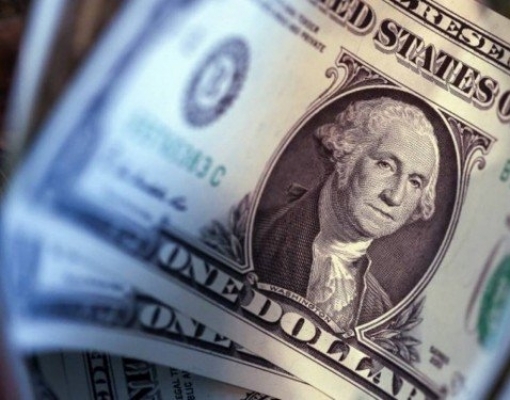 Dólar cai à mínima desde meados de março ante real
