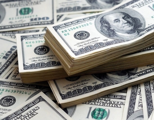 Dólar fecha em leve alta ante real, com Previdência e exterior no radar 