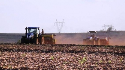 Alta do dólar sustenta preço da soja, mas trará altos custos à agricultura
