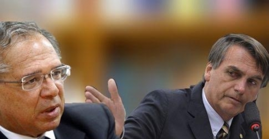 Bolsonaro dá um carinhosa freada no discurso de Paulo Guedes
