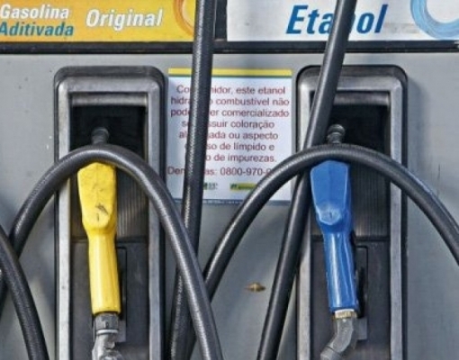 Preço do etanol continua disparada com chuvas limitando moagem