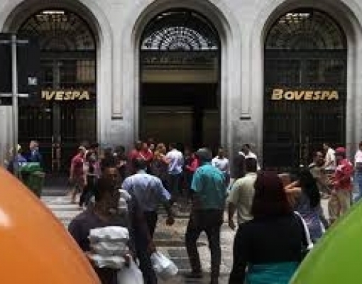 Ibovespa fecha em queda com Petrobras e à espera de avanço da Previdência 
