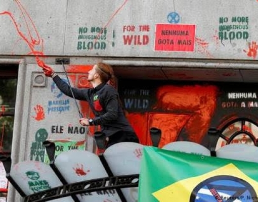 Ativistas jogam tinta na embaixada do Brasil em Londres