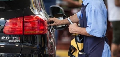 Gasolina sobe em todos os Estados e cai no DF; valor médio avança 1,18%