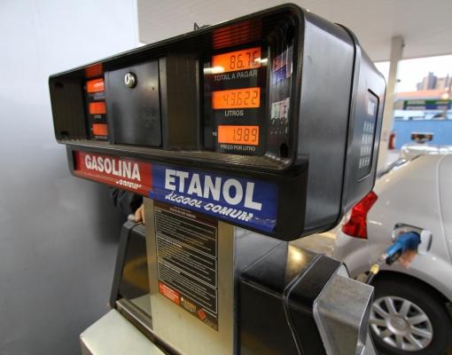 Petrobras manterá preço da gasolina até petróleo se acomodar no mercado  